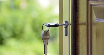 Trouver un serrurier quand on perd ses clefs Clés insérés dans la serrure d'une porte d'entrée