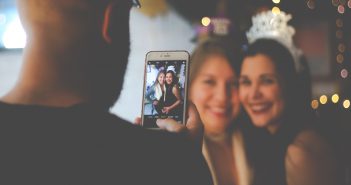 Quel thème choisir pour une soirée d’anniversaire déguisée ? filles en soirée photo de fête heureuse