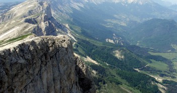 Randonnée entre amis dans les montagnes