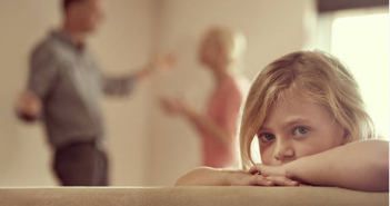 Divorce : le père peut-il avoir la garde des enfants ? Enfant au milieu de parents qui se disputent
