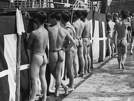 homme en string de bain