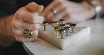 Le top 5 des bijoux tendances pour homme Homme avec chevalière