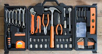 La boîte à outils idéale Boîte à outils ouverte avec de nombreux outils pour un bricoleur