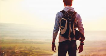 Test de personnalité : quel type d’homme es-tu ? Homme avec un sac à dos face au paysage