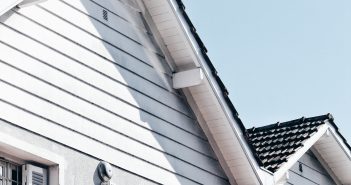 Que regarder avant d’investir dans une maison ? Façades blanches de maison dans un quartier résidentiel