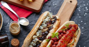 Top 5 des recettes de hot dogs originales Duo de hot dogs originaux vus de haut sur une planche de cuisine en bois