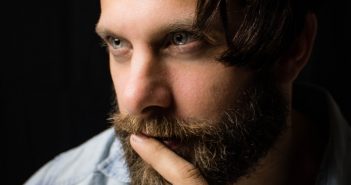 3 conseils à suivre pour adoucir votre barbe ! Homme avec belle barbe douce