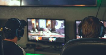 Zoom sur 3 métiers du jeu vidéo Jeunes en train de jouer à des jeux vidéo avec casques sur les oreilles