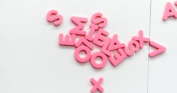 Quelles sont les phrases qui font craquer les filles ? Plusieurs lettres roses sur un fond blanc