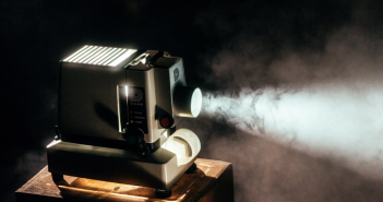 Top 20 des films qu’il faut avoir vus au moins une fois dans sa vie Rétroprojecteur dans une salle de cinéma