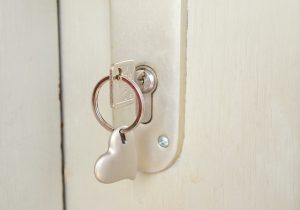 Porte claquée, clefs oubliées : comment bien choisir son serrurier ?