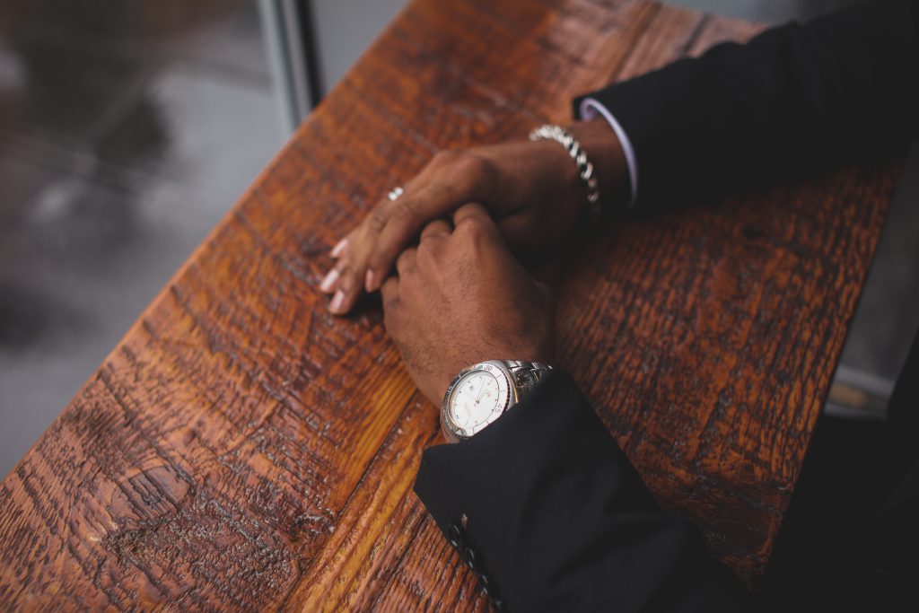 Homme avec montre et bracelets