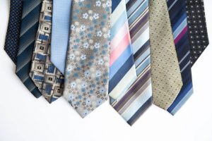 Sélection de cravates aux motifs variés et colorés