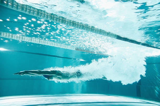 Natation : homme qui plonge sous l'eau