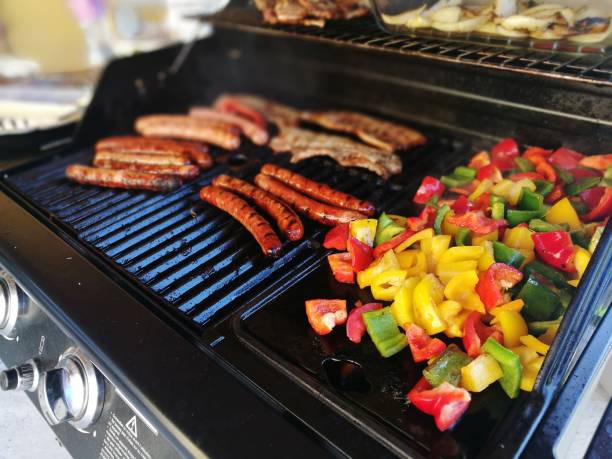 Merguez et poivrons en train de cuire sur un barbecue