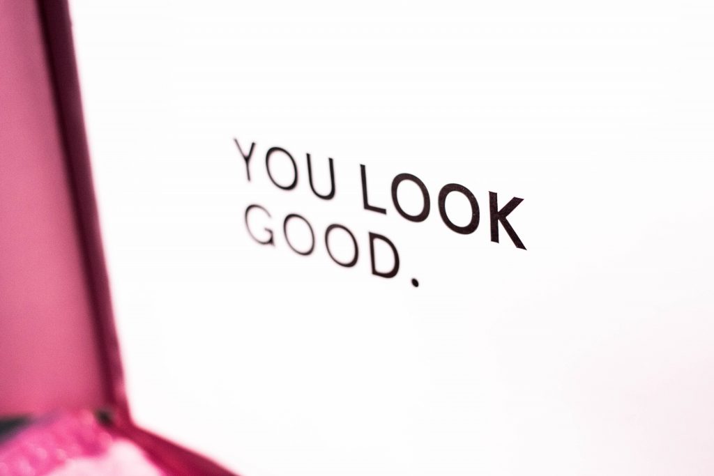 Texte "You look good" écrit sur un écran d'ordinateur