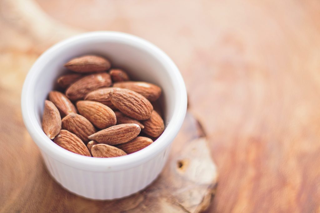 Petit bol d'amandes sur une table en bois