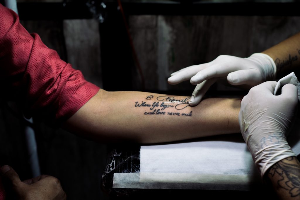 Entretien tatouage par le tatoueur à la fin de la séance