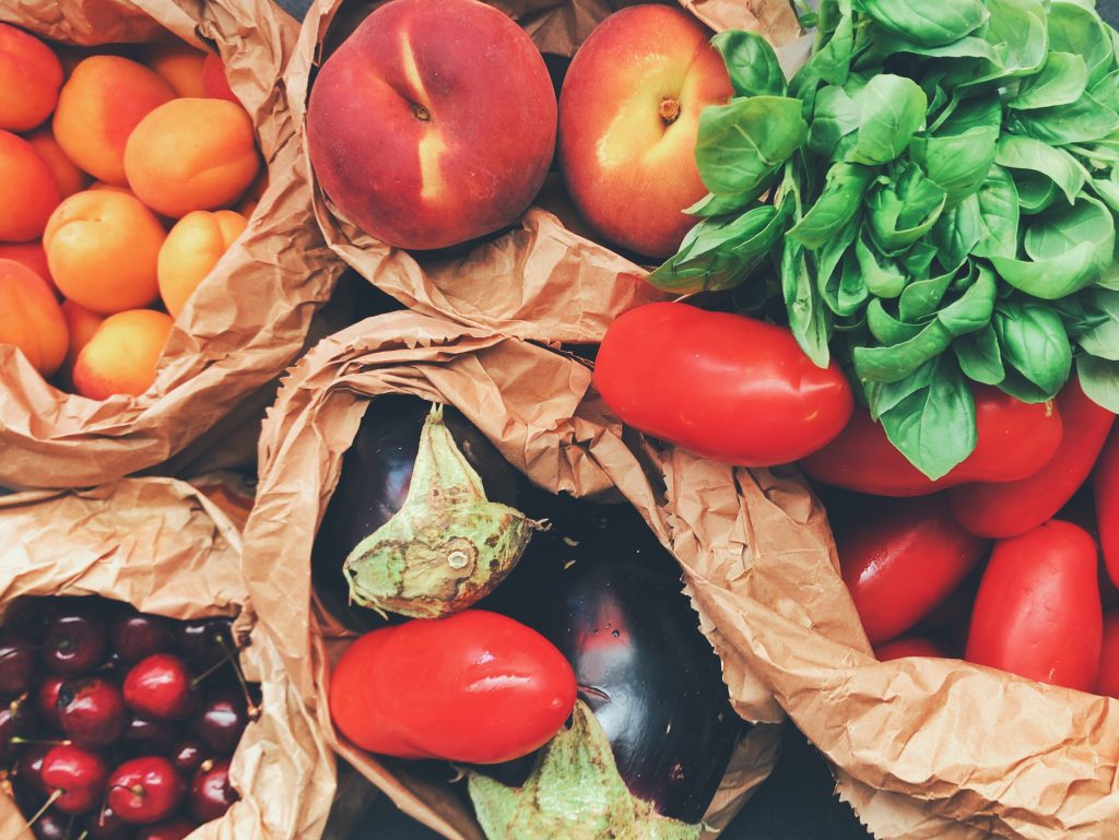 Fruits et légumes dans des sacs en papier