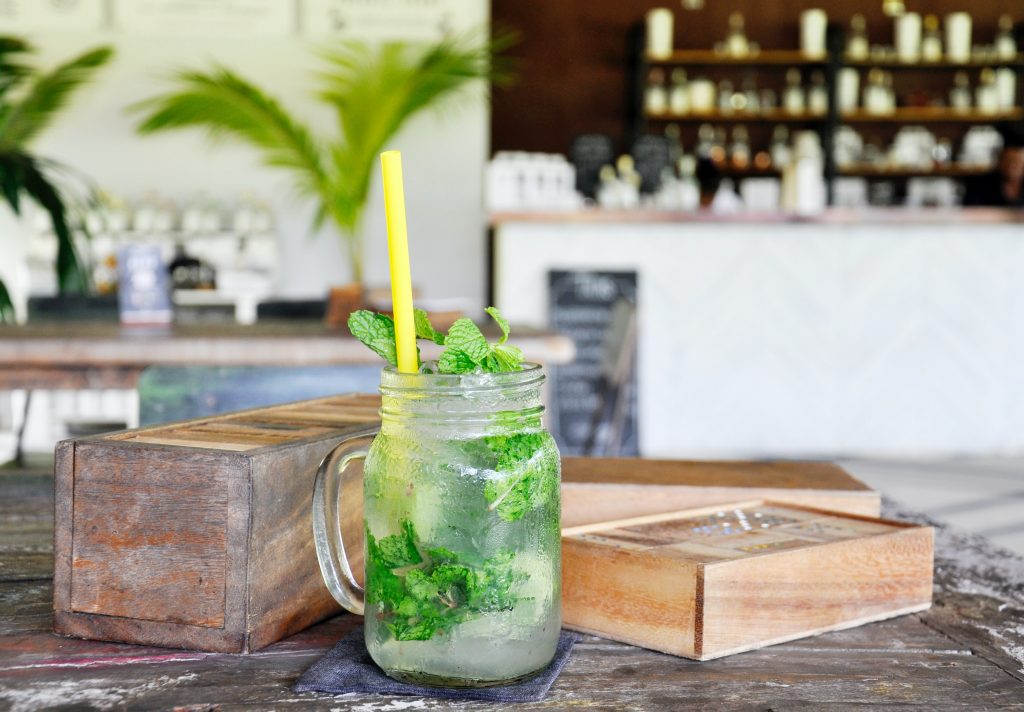 verre de mojito sur une table