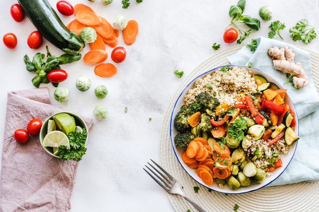 salade composé avec des légumes et des féculents présentée dans un bol