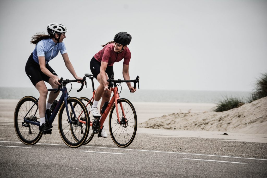 couple de personnes qui font du vélo