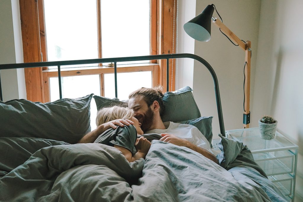 Couple qui se réveille