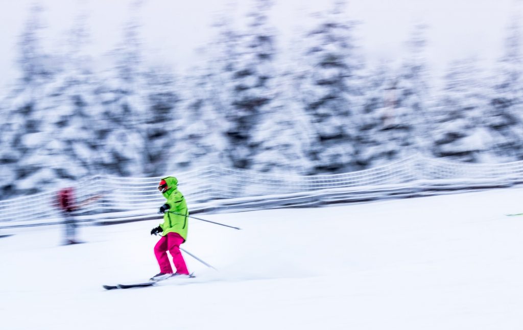 personne qui descend une piste en ski 