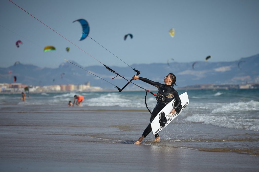 homme qui fait du kitesurf