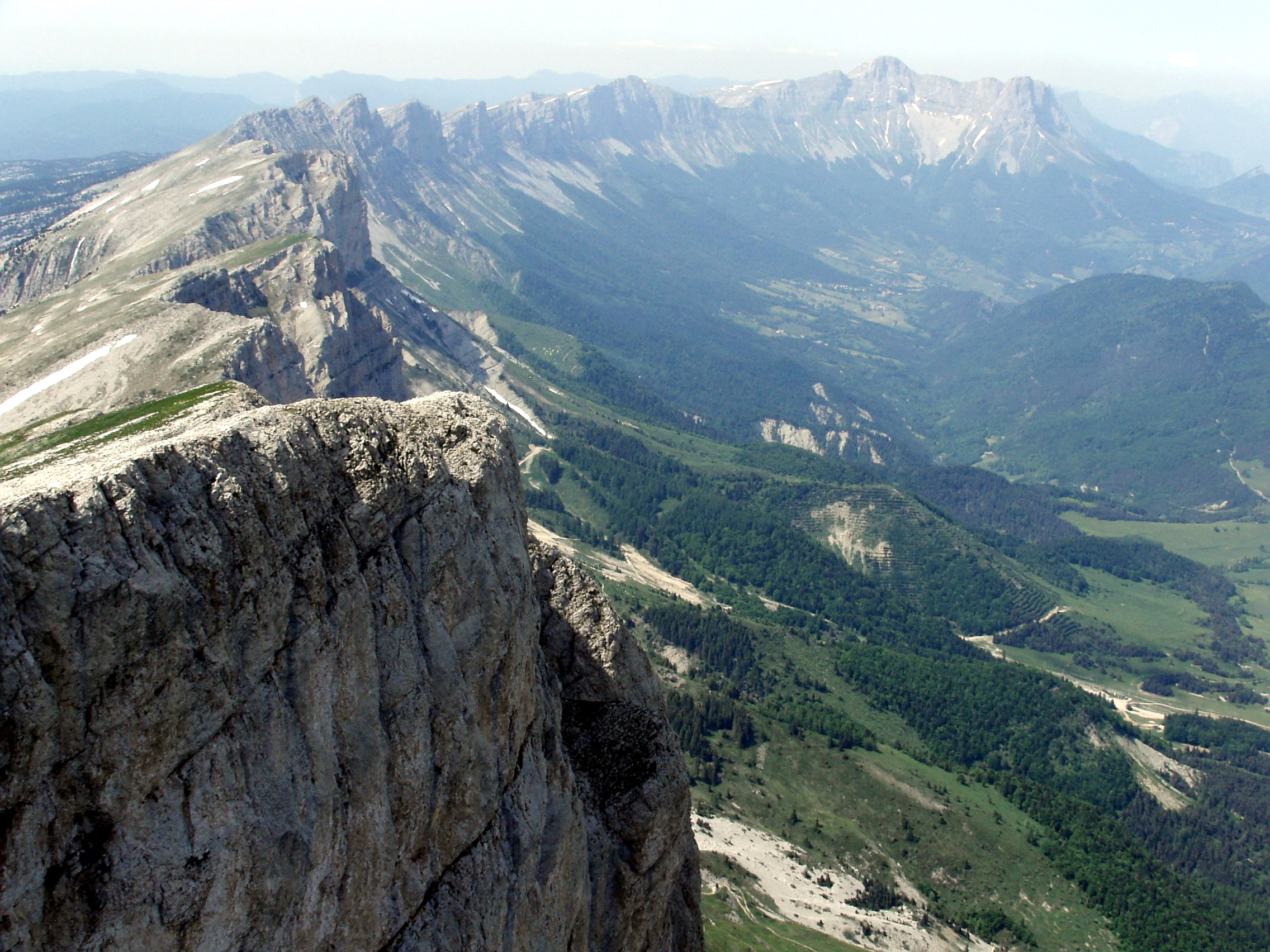 Randonnée entre amis dans les montagnes