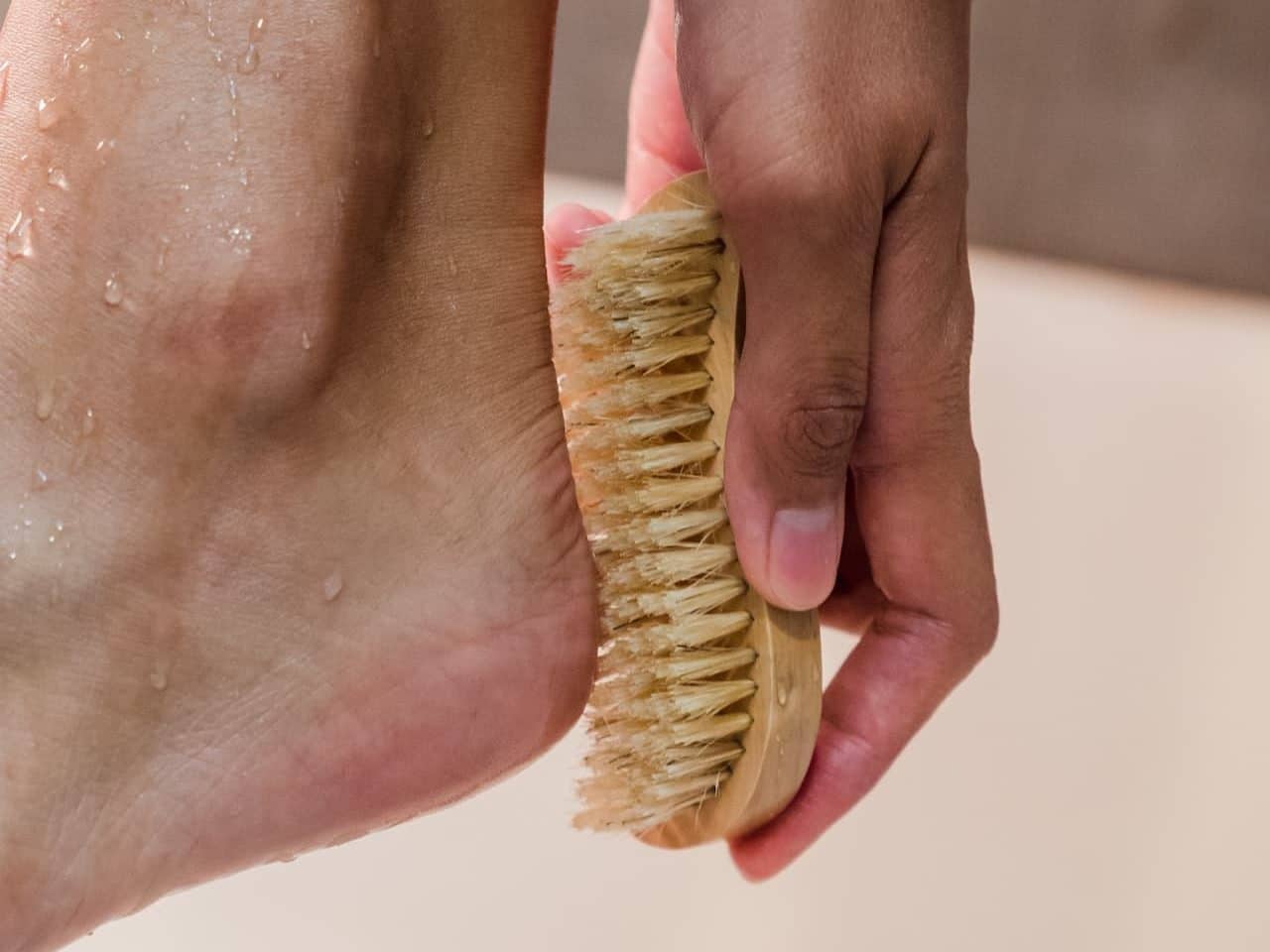 Comment enlever les peaux mortes des pieds ?