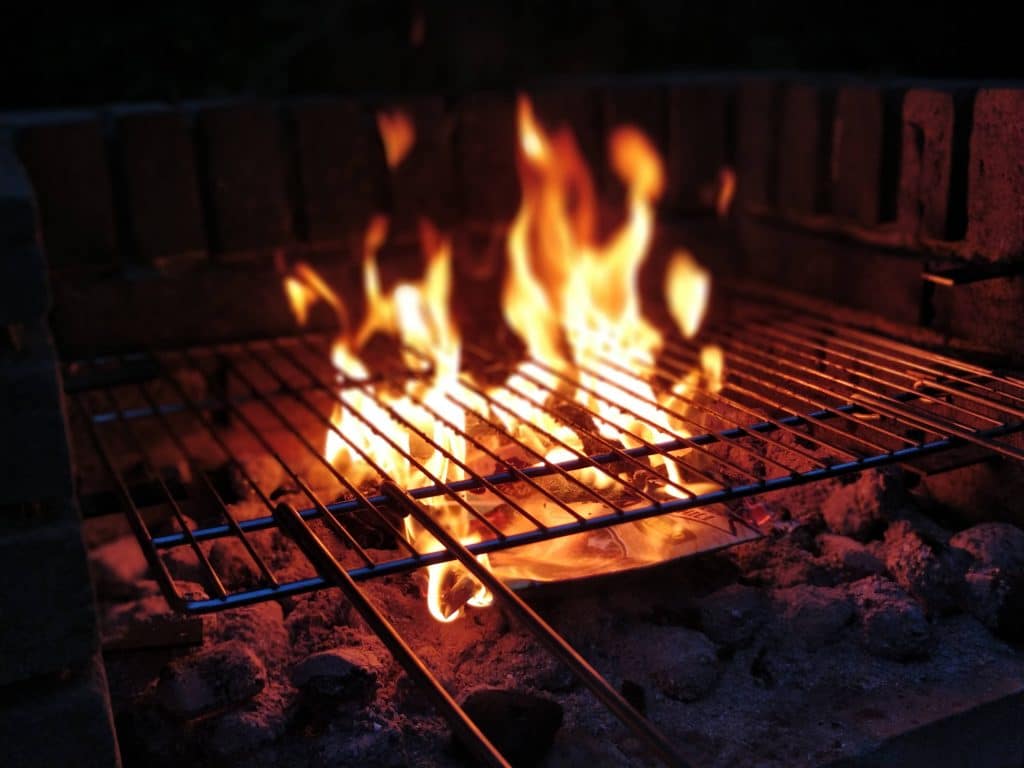 nettoyer une grille de barbecue