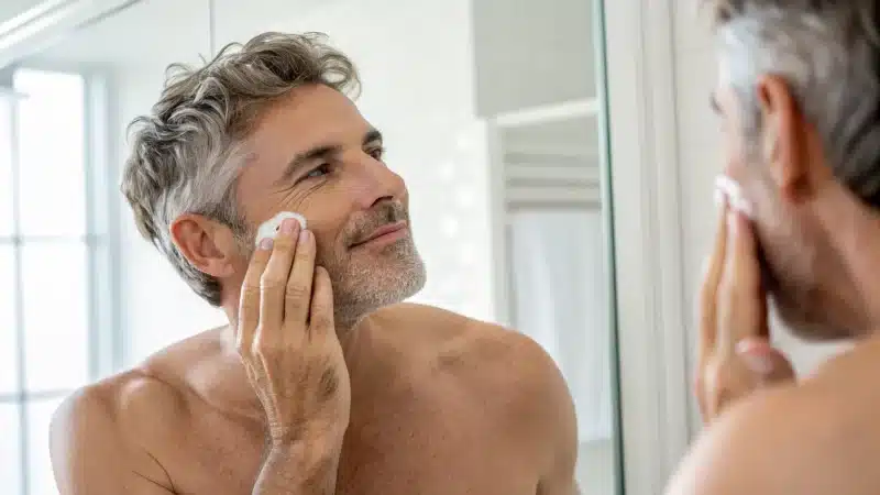 Prendre soin de sa peau après 50 ans : les nouvelles habitudes