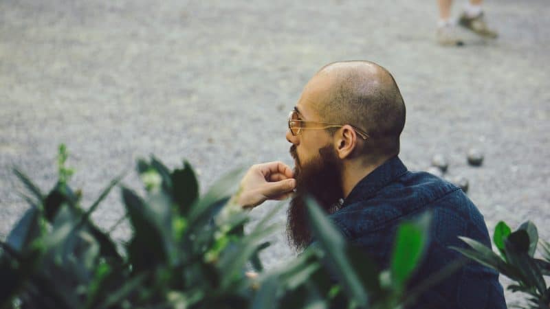 Look chauve assumé : conseils de style quand on n’a ni cheveux ni barbe