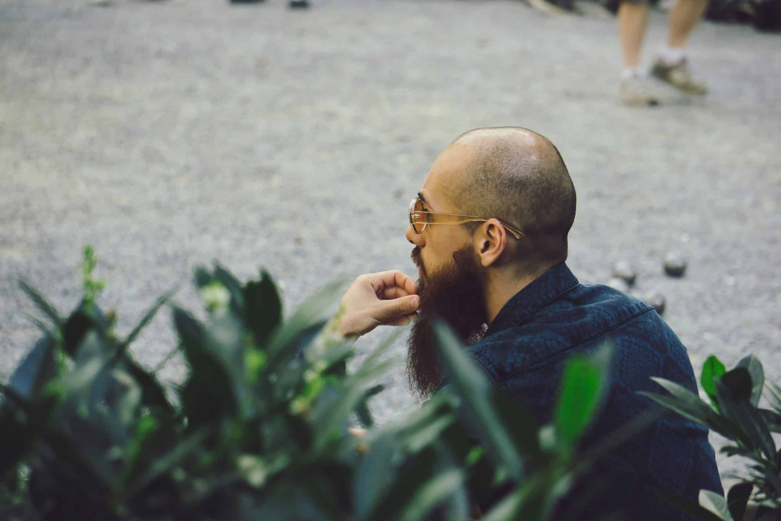 Look chauve assumé : conseils de style quand on n’a ni cheveux ni barbe